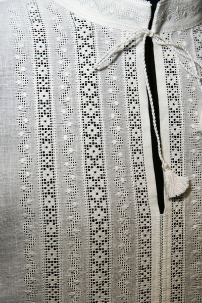 Три Мережки - фрагмент - Вишивка білим по білому.