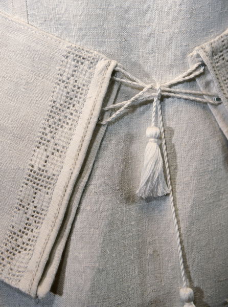 Біла лілія - фрагмент 2 - Фрагмент сукні жіночої  