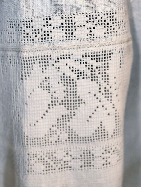 Біла лілія - фрагмент 1 - Фрагмент сукні жіночої  