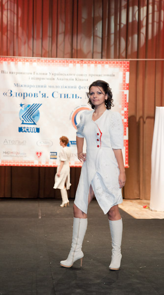 Асиметрія - Дівоча сукня, тканина - домоткане конопляне полотно, ручна вишивка. Чобітки з конопляного полотна.