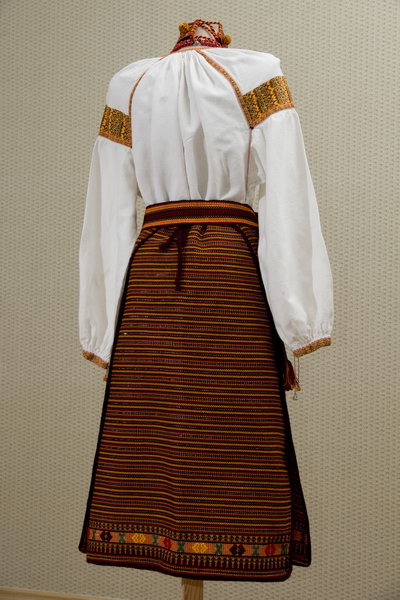 Космацьке вбрання - сзаду - Вигляд сзаду - костюм традиційний 