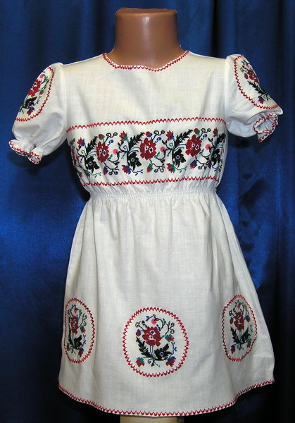 Платтячко 2 - Тканина - натуральній льон, 
ручна вишивка: червона ружа, 
техніка хрестик,  оздоблювальні шви.