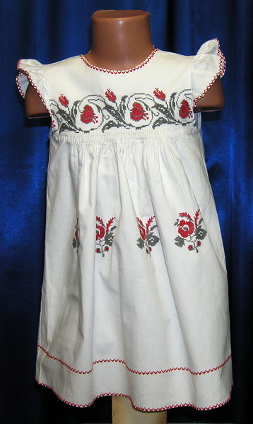 Платтячко - Тканина - натуральній льон, 
ручна вишивка: червона ружа, 
техніка хрестик,  оздоблювальні шви.