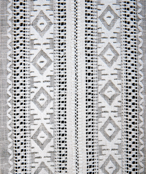 СЛ-Р-30 фрагмент - Купон чоловічої сорочки. Техніки та тканина: з`єднання, лиштва, льон, мережка подвійний стовпчик, мережка стовпчик, прутик під рубцем, ретязь, ручна робота. Вишивка білим по білому.