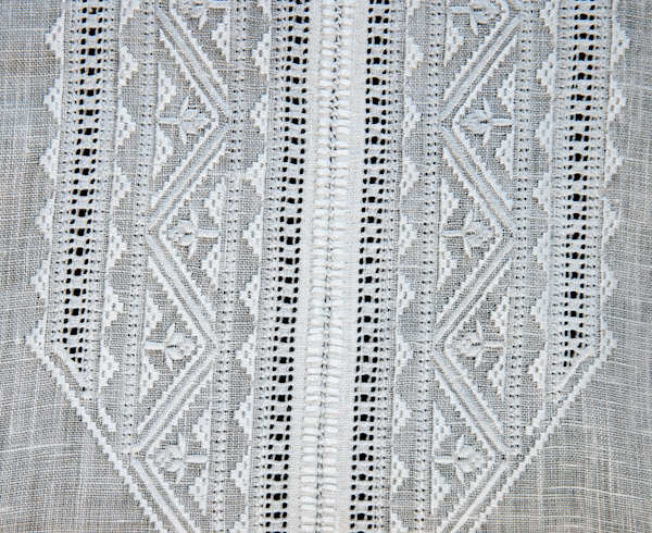 СЛ-Р-35 фрагмент - Купон чоловічої сорочки. Техніки та тканина: з`єднання, зубцювання, лиштва, льон, мережка стовпчик, прутик під рубцем, ретязь, ручна робота. Вишивка білим по білому.