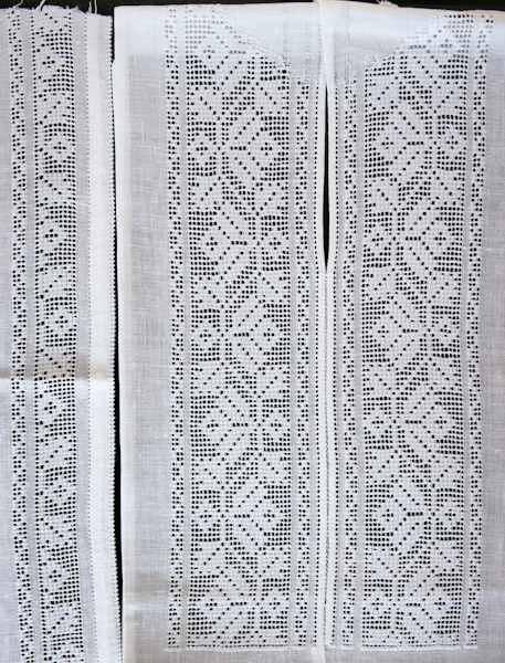 СЛ-Р-37 - Купон чоловічої сорочки. Техніки та тканина: з`єднання, зубцювання, льон, мережка прутик з настилом, прутик під рубцем, ручна робота. Вишивка білим по білому.
