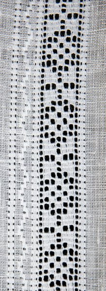 СЛ-Р-42 фрагмент - Купон чоловічої сорочки. Техніки та тканина: зубцювання, лиштва, льон, мережка прутик з настилом, ретязь, ручна робота. Вишивка білим по білому.