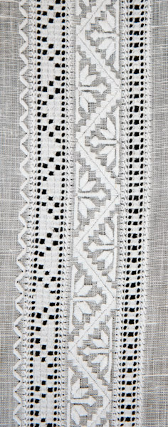 СЛ-Р-44 фрагмент - Купон чоловічої сорочки. Техніки та тканина: лиштва, льон, мережка стовпчик, ретязь, ручна робота, чисна мережка. Вишивка білим по білому.