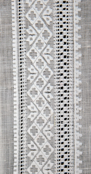 СЛ-Р-45 фрагмент - Купон чоловічої сорочки. Техніки та тканина: лиштва, льон, мережка подвійний стовпчик, прутик, ретязь, ручна робота. Вишивка білим по білому.
