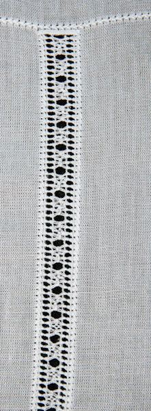 БВ-Р-6 - фрагмент - Купон жіночої блузи. Техніки та матеріал: віскоза, мережка ляхівка, ретязь, ручна робота. Вишивка білим по білому.