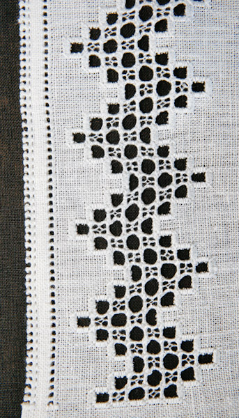 БЛ-Р-17 фрагмент 2 - Купон жіночої блузи. Техніки та матеріал: вирізування, зерновий вивід, зубцювання, лиштва, льон, прутик під рубцем, ретязь, ручна робота. Вишивка білим по білому.
