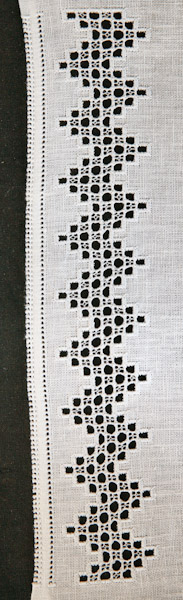 БЛ-Р-17 фрагмент - Купон жіночої блузи. Техніки та матеріал: вирізування, зерновий вивід, зубцювання, лиштва, льон, прутик під рубцем, ретязь, ручна робота. Вишивка білим по білому.