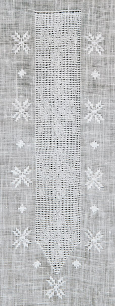 БЛ-Р-19 фрагмент 1 - Купон жіночої блузи. Техніки та матеріал: зубцювання, лиштва, льон, мережка затяганка, мережка прутик, прутик під рубцем, ручна робота. Вишивка білим по білому.