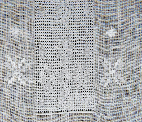 БЛ-Р-19 фрагмент 2 - Купон жіночої блузи. Техніки та матеріал: зубцювання, лиштва, льон, мережка затяганка, мережка прутик, прутик під рубцем, ручна робота. Вишивка білим по білому.