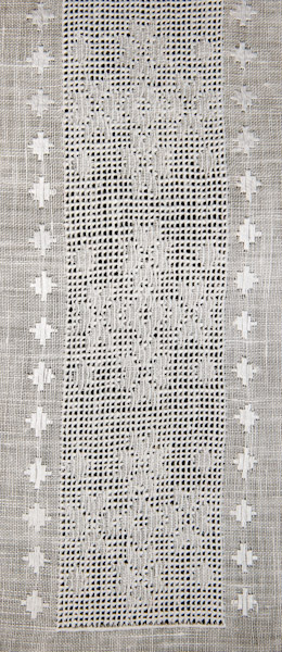 БЛ-Р-19 фрагмент 3 - Купон жіночої блузи. Техніки та матеріал: зубцювання, лиштва, льон, мережка затяганка, мережка прутик, прутик під рубцем, ручна робота. Вишивка білим по білому.