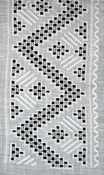 БЛ-Р-23 фрагмент 2 - Купон жіночої блузи. Техніки та матеріал: вирізування, зубцювання, лиштва, льон, ретязь, ручна робота. Вишивка білим по білому.