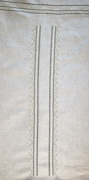СД-Р-49 фрагмент - Купон чоловічої сорочки. Техніки та матеріал: домоткане полотно, зерновий вивід, лиштва, мережка прутик, ручна вишивка, солов`їні вічка. Вишивка білим по білому.