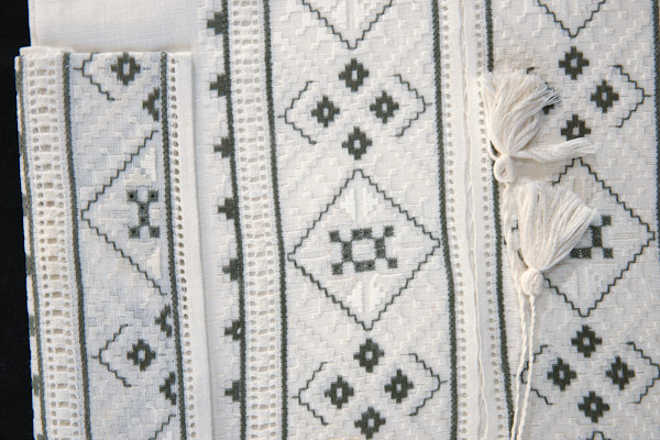 СЛ-Р-67 фрагмент - Купон чоловічої сорочки. Техніки та матеріал: з`єднання, лиштва, льон, мережка стовпчик, прутик під рубцем, ретязь, ручна вишивка, солов`їні вічка, штапівка. Вишивка білим по білому.