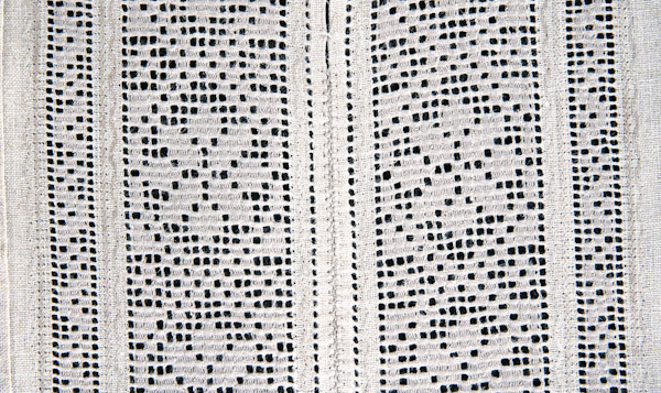 СЛ-Р-69 фрагмент - Купон чоловічої сорочки. Техніки та матеріал: з`єднання, лиштва, льон, мережка ляхівка з настилками, прутик під рубцем, ретязь, ручна вишивка. Вишивка білим по білому.