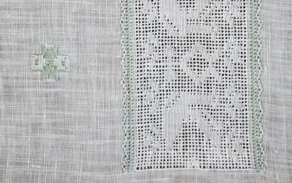 БЛ-Р-51 фрагмент - Купон жіночої блузи. Техніки та матеріал: зубцювання, качалочка, лиштва, льон, мережка затяганка, прутик під рубцем, ретязь, ручна робота. Вишивка білим по білому.