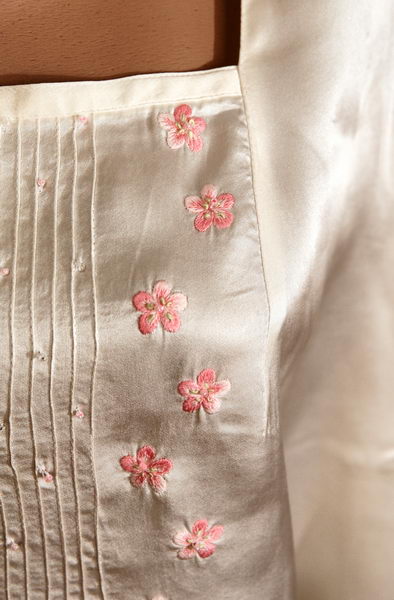 Рожеві квіточки - фрагмент - Фрагмент блузи жіночої  