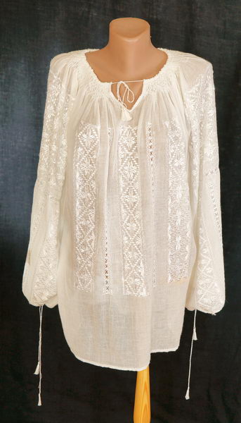 Чарівний шовк - Блуза жіноча вишивана шовковими нитками - Чарівний шовк. Бавовна, ручна робота. Вишивка білим по білому.
