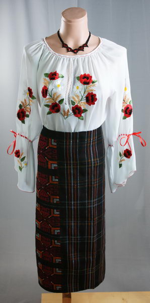 Карпатські маки - Блуза жіноча. Штучний шовк, ручна вишивка.