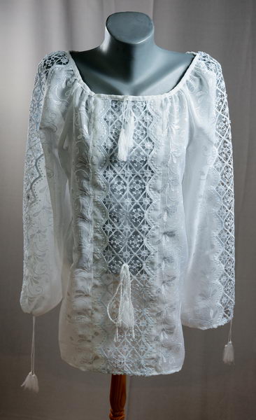 Небесний колір - Блуза жіноча. Машинна вишивка. Вишивка білим по білому.