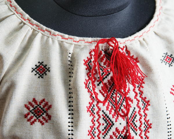 Червоний пасок - фрагмент - Фрагмент блузи жіночої  