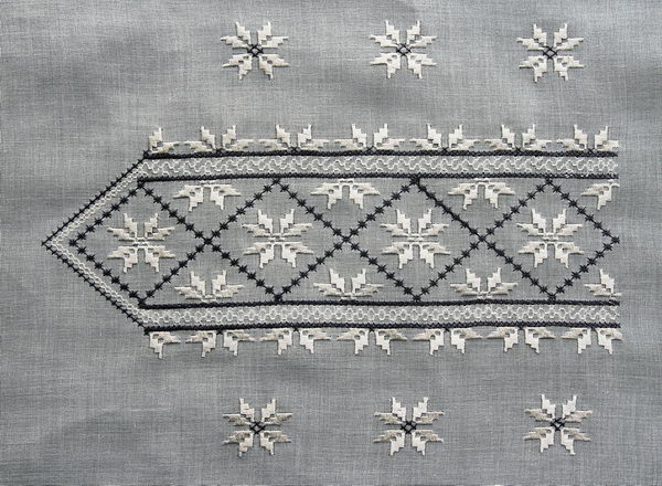БМР-112 фрагмент 2 - Купон жіночої блузи. Техніки та матеріал: маркізет, хрестик, лиштва, штапівка, болгарський хрестик. Вишивка білим по білому.