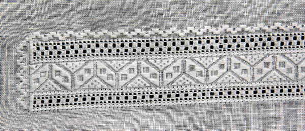 СЛР-103 фрагмент - Купон чоловічої сорочки. Техніки та тканина: льон, лиштва, ретязь, мережка гречечка. Вишивка білим по білому.