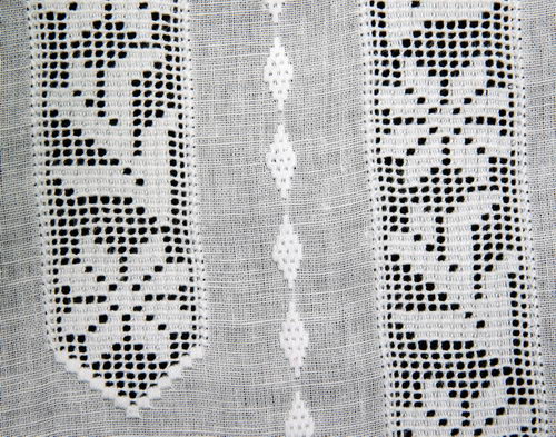 БЛР-127 - фрагмент - БЛР-127 - фрагмент. Купон блузи жіночої. Тканина та техніки: льон, мережка прутик з настилками, лиштва, ретязь, прутик під рубцем, зубцювання, білим по білому.
