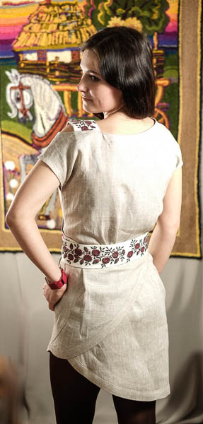 Яна - вигляд ззаду - Молодіжна сукня жіноча, льон, ручна вишика.