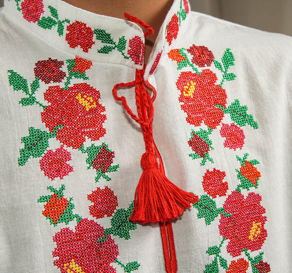 БД3-др-Веселкова троянда - фрагмент 2 - Дівчача блуза, білий батист, машина вишивка хрестиком