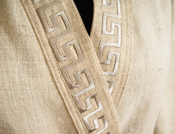 Халат з домотканого конопляного полотна - фрагмент - Одяг із конопляного домотканого полотна (халат) оздоблений машиною вишивкою 