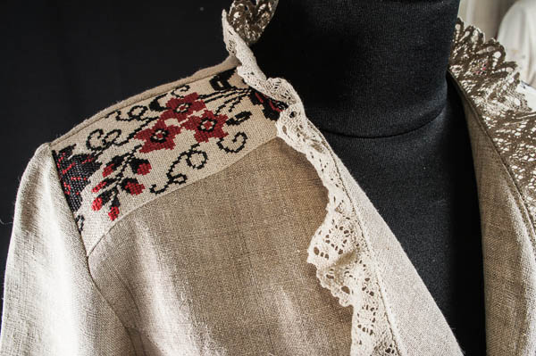 Кастурі - фрагмент 1 - Жіночій костюм, домоткане конопляне полотно, ручна вишивка, кружево з льону.