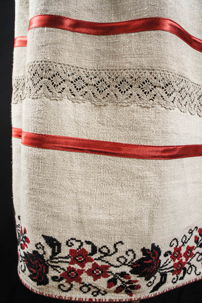 Кастурі - фрагмент 2 - Жіночій костюм, домоткане конопляне полотно, ручна вишивка, кружево з льону.