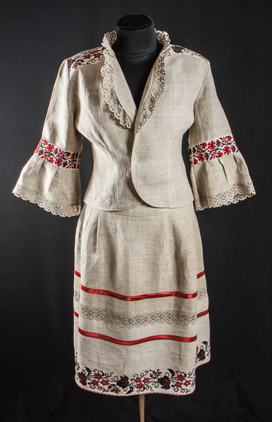 Кастурі - Жіночій костюм, домоткане конопляне полотно, ручна вишивка, кружево з льону.