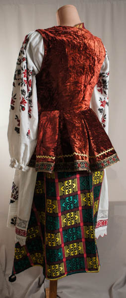 Україночка - вигляд збоку - Український жіночий костюм. Вишита керсетка, сорочка - льон, ручна вишивка. Плахта - ручне ткацтво. Фартух - ручна вишивка.