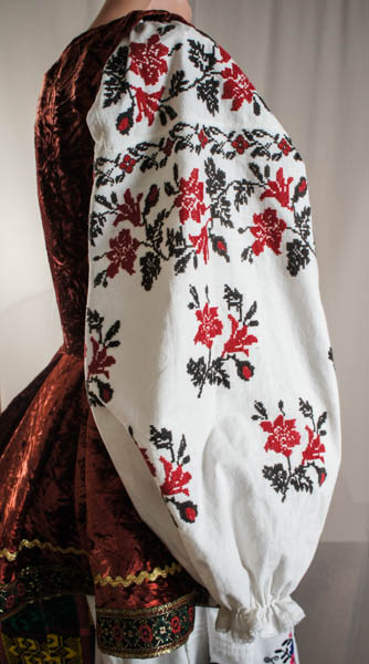 Україночка - рукав - Український жіночий костюм. Вишита керсетка, сорочка - льон, ручна вишивка. Плахта - ручне ткацтво. Фартух - ручна вишивка.