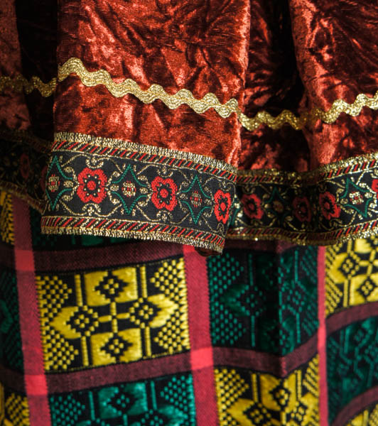 Україночка - фрагмент - Український жіночий костюм. Вишита керсетка, сорочка - льон, ручна вишивка. Плахта - ручне ткацтво. Фартух - ручна вишивка.