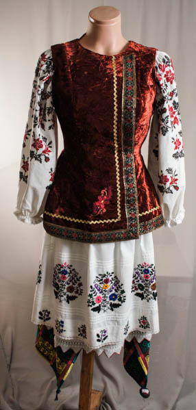 Україночка - Український жіночий костюм. Вишита керсетка, сорочка - льон, ручна вишивка. Плахта - ручне ткацтво. Фартух - ручна вишивка.