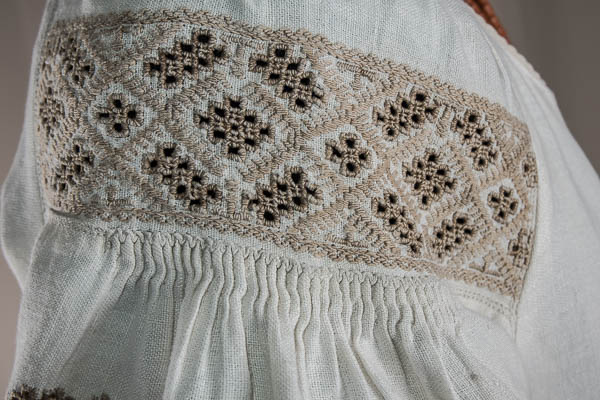 Традиційне сьогодення - фрагмент рукава 2 - Сукня жіноча. Домоткане конопляне полотно, ручна вишивка. Авторська конструкція моделі.
