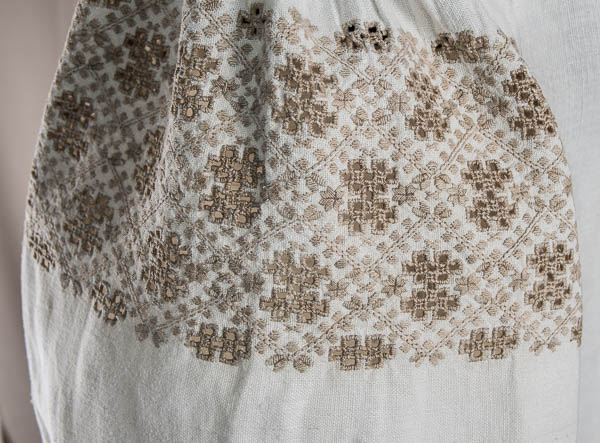 Традиційне сьогодення - фрагмент рукава - Сукня жіноча. Домоткане конопляне полотно, ручна вишивка. Авторська конструкція моделі.
