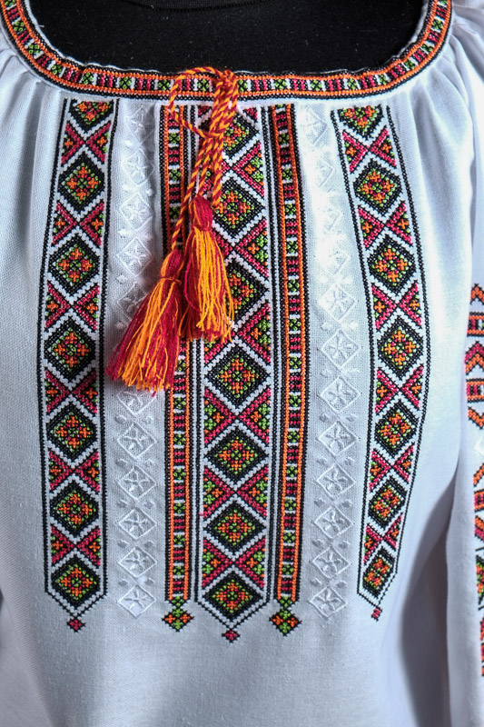 116-04 фрагмент - Блуза жіноча. Домоткане полотно, машина вишивка (борщівська).