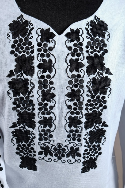 116-06 фрагмент - Блуза жіноча. Домоткане полотно, машина вишивка (борщівська).