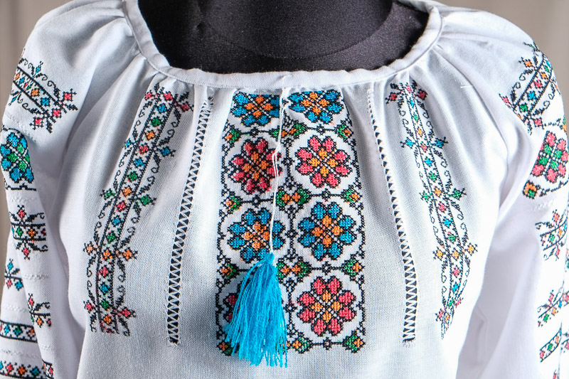 116-09 фрагмент - Блуза жіноча. Домоткане полотно, машина вишивка (борщівська).