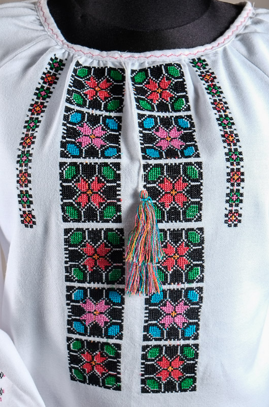 116-11 фрагмент - Блуза жіноча. Домоткане полотно, машина вишивка (борщівська).