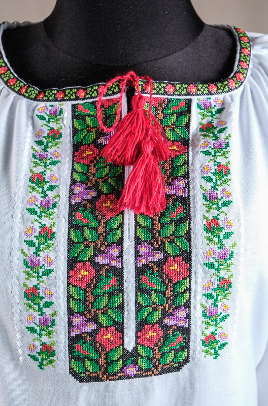116-15 фрагмент - Блуза жіноча. Домоткане полотно, машина вишивка (борщівська).