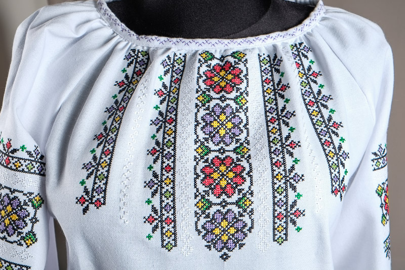 116-21 фрагмент - Блуза жіноча. Домоткане полотно, машина вишивка (борщівська).